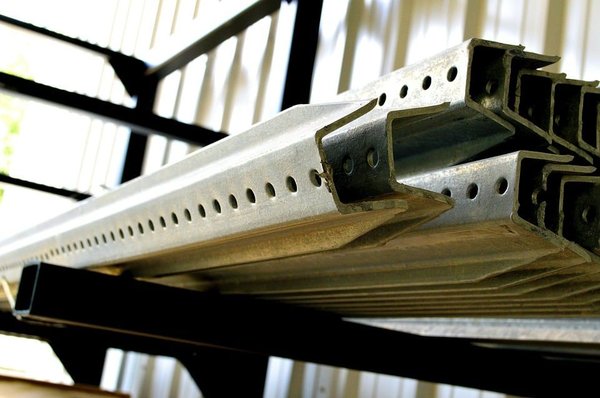 Tout savoir sur la toiture d'un bâtiment en charpente métallique